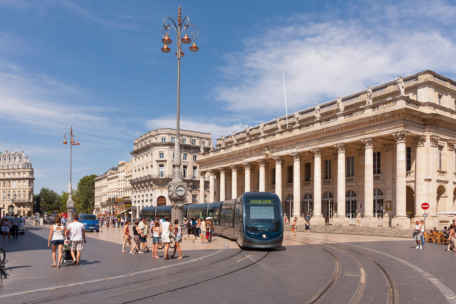 Photo de l Opera de Bordeaux avec devant la place de la comedie et le tramway